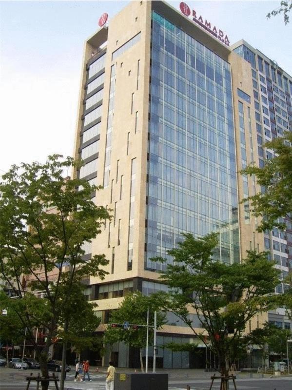 מלון Gwangju Metropolitan City Ramada Plaza By Wyndham Gwangju מראה חיצוני תמונה