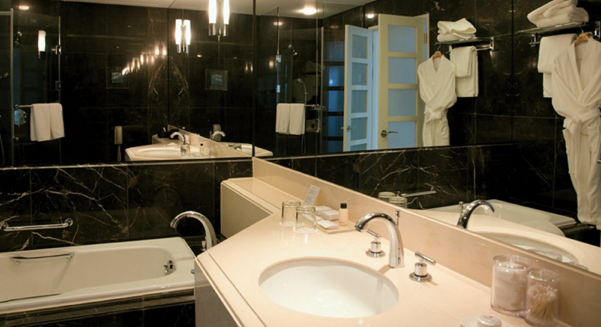 מלון Gwangju Metropolitan City Ramada Plaza By Wyndham Gwangju מראה חיצוני תמונה